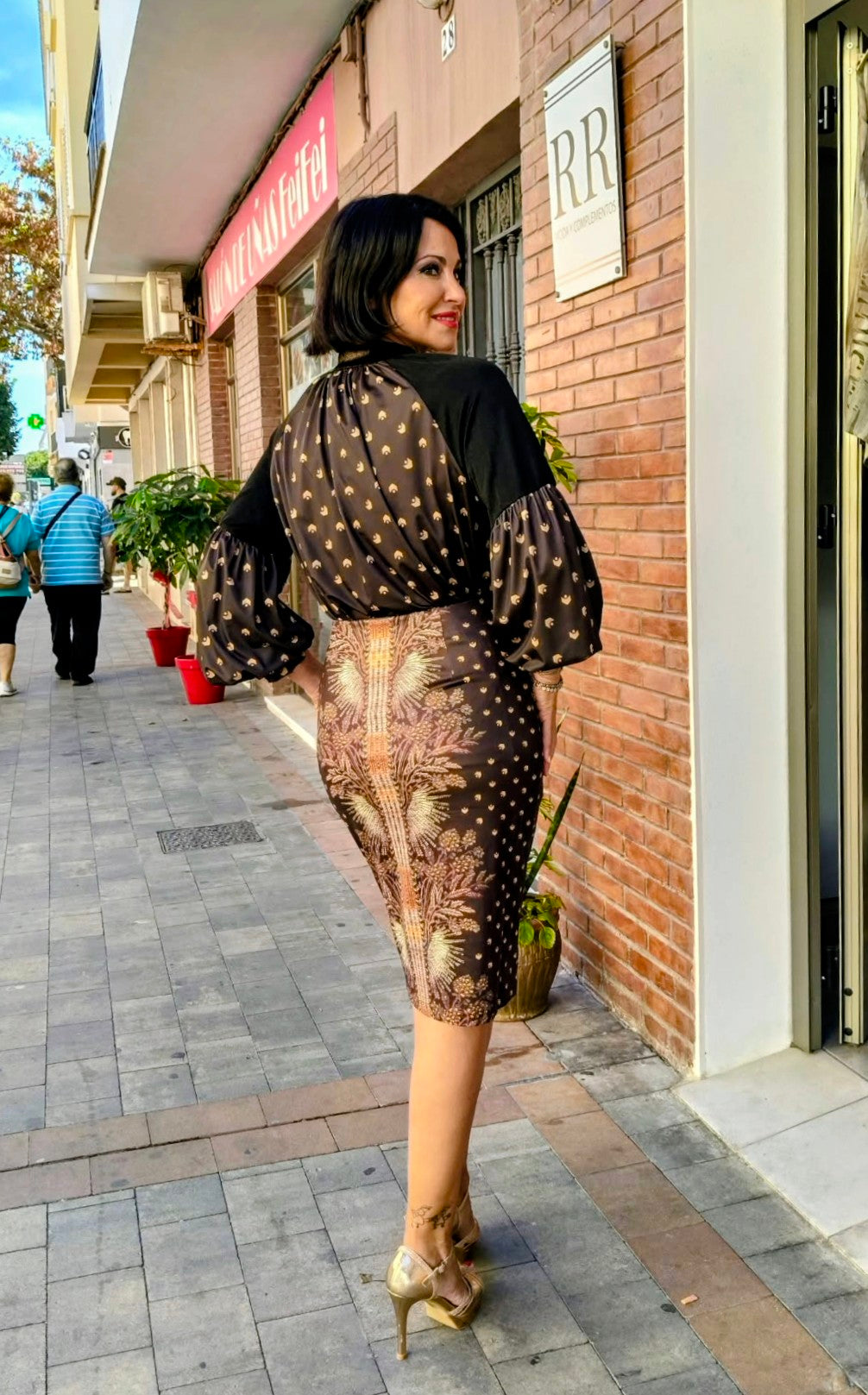 Blusa estampado Bizantino con escote en V, lazada y lentejuelas