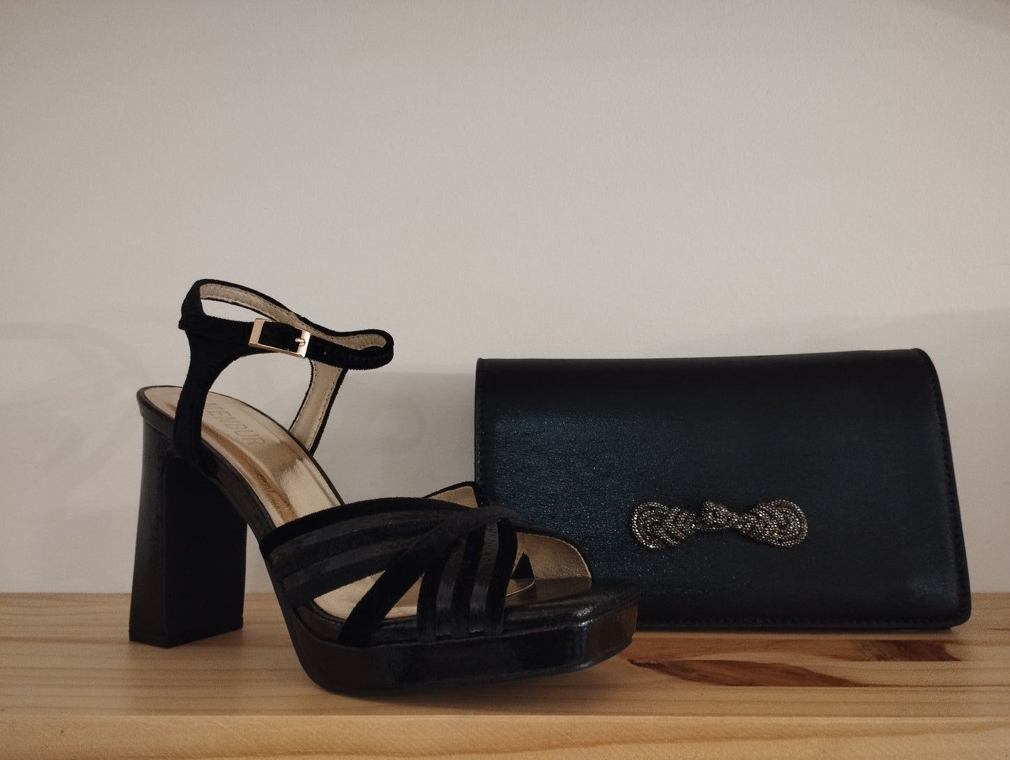 Sandalia Menbur tacón cuadrado · Negro efecto terciopelo