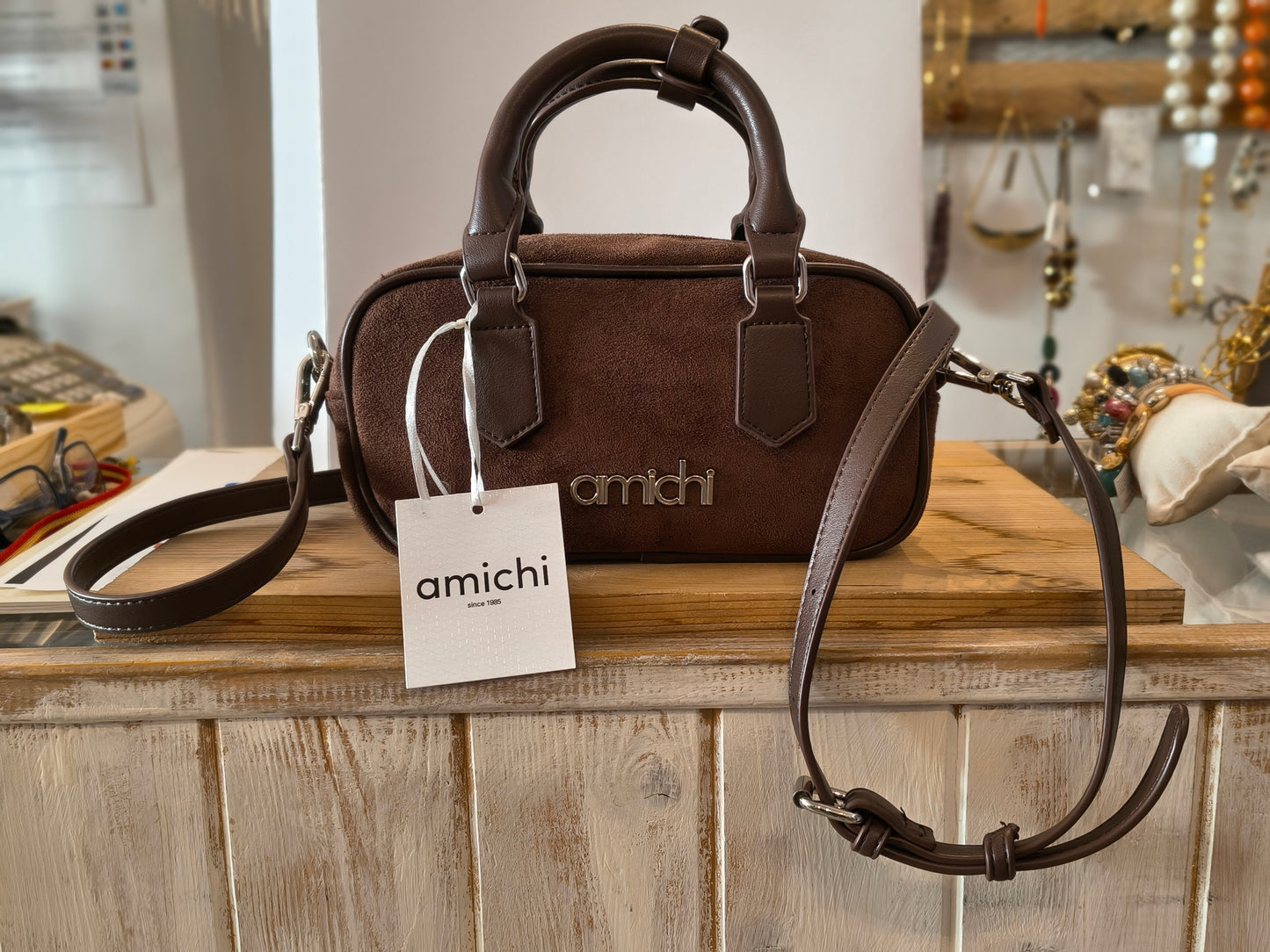 Z.OUTLET. Bolso Pequeño Amichi de Serraje Marrón Chocolate · Asas y Bandolera