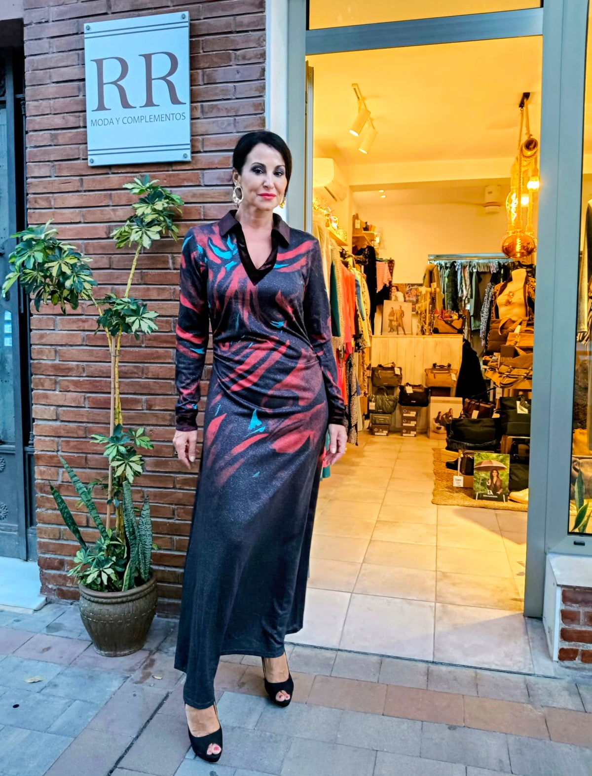 Vestido largo negro y rojo con brillo
