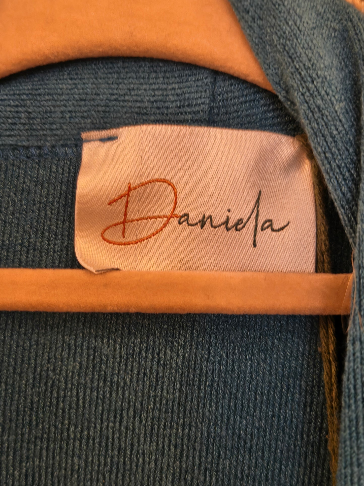Z.OUTLET. Rebecón Daniela petróleo