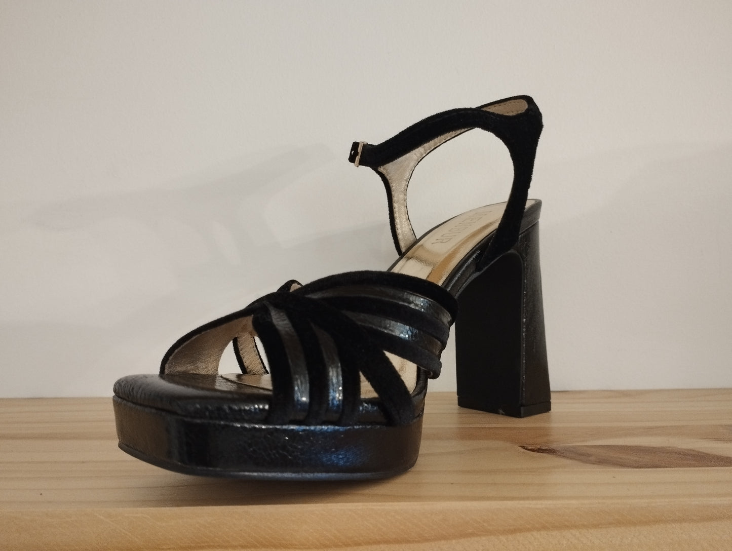 Sandalia Menbur tacón cuadrado · Negro efecto terciopelo