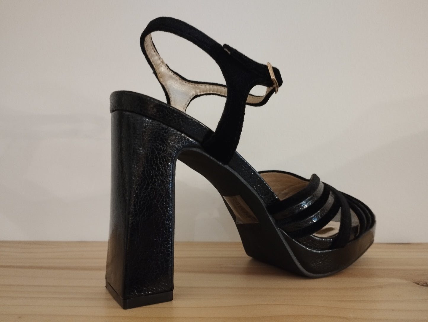 Sandalia Menbur tacón cuadrado · Negro efecto terciopelo