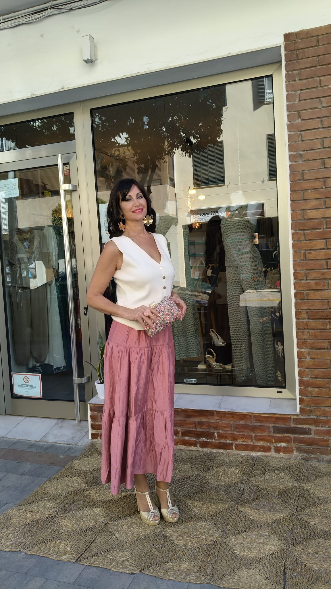Conjunto Chaleco Marfil y Falda Midi Rosa