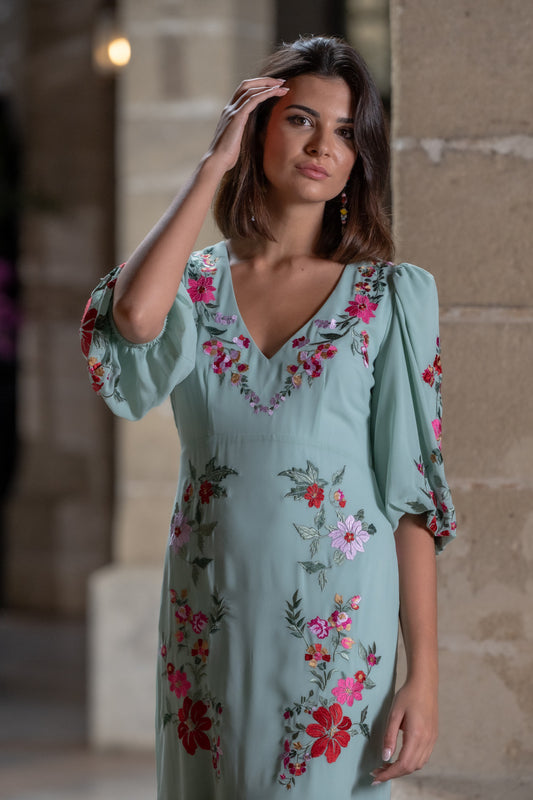 Vestido Fiesta Amapola Verde Káhyra – Gasa Bordada con Espalda Descubierta