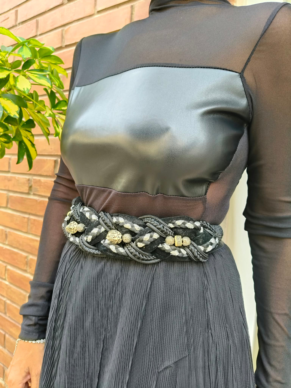 Top negro de tul y polipiel con cuello perkins