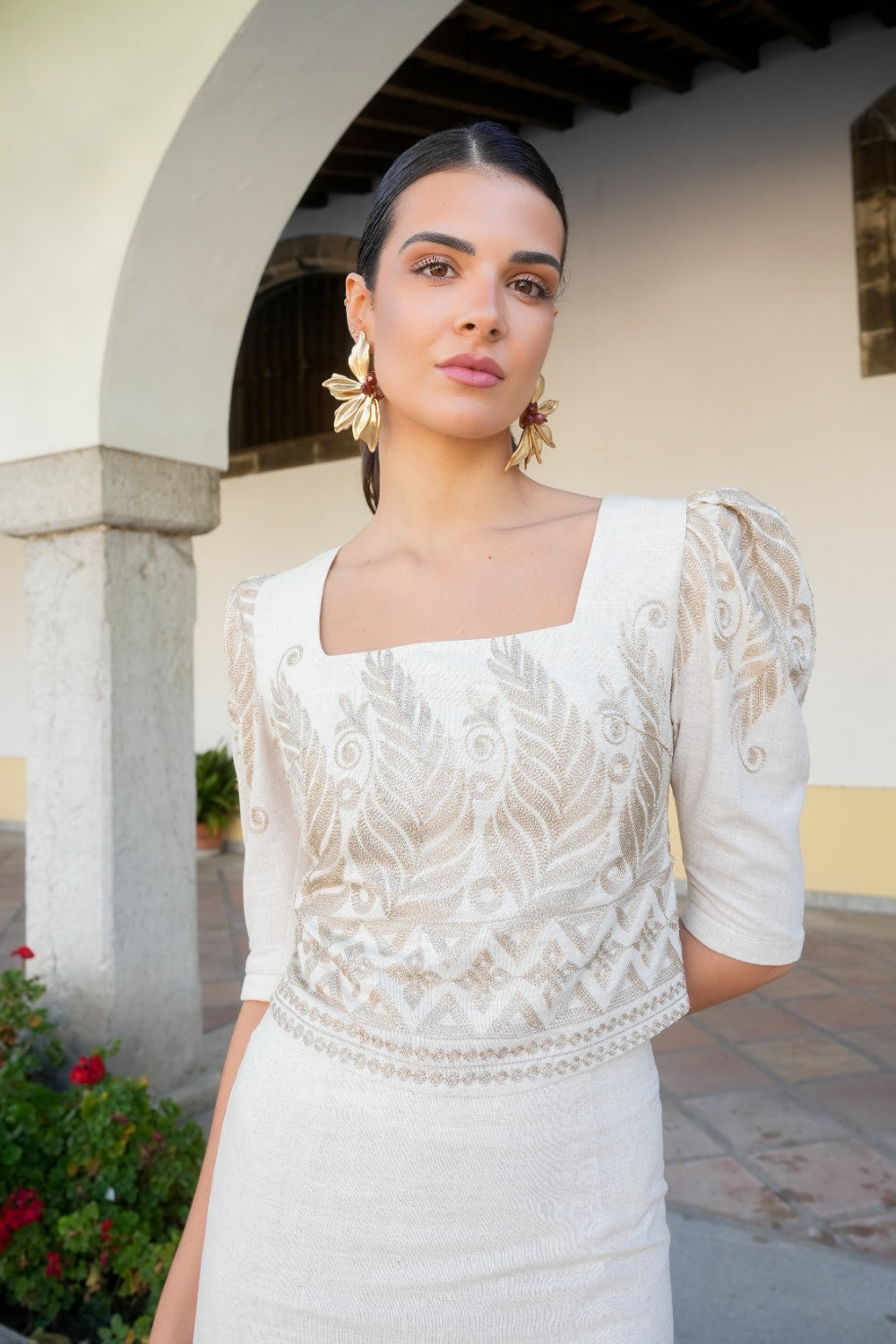 Conjunto Falda Midi y Top Bordado Dorado · Beige o Caldera