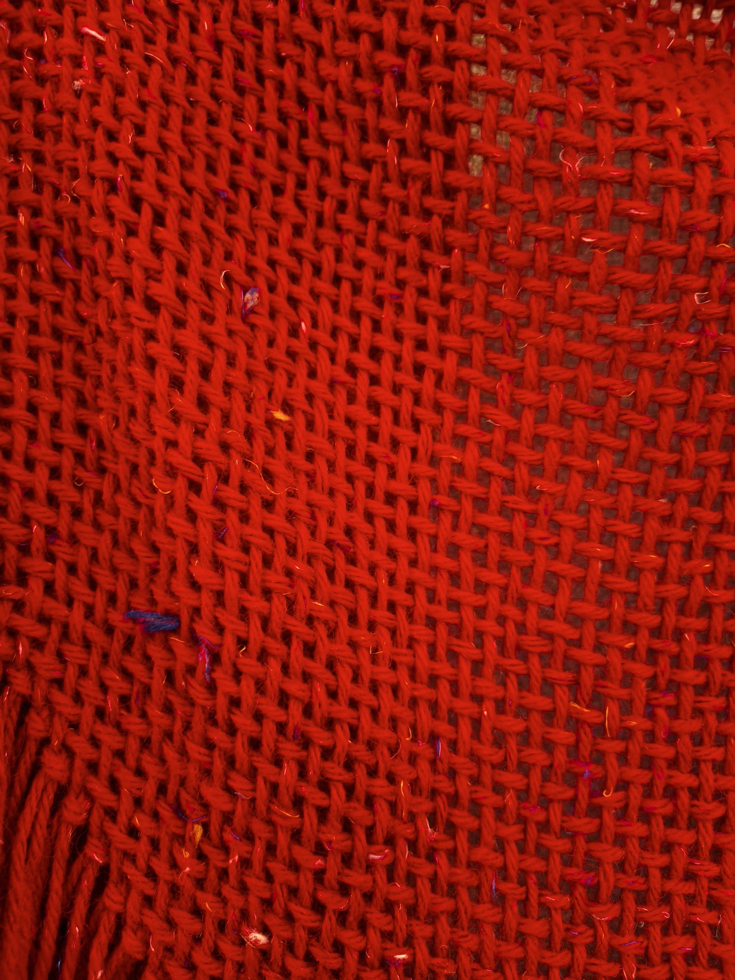 Chal hecho a mano rojo
