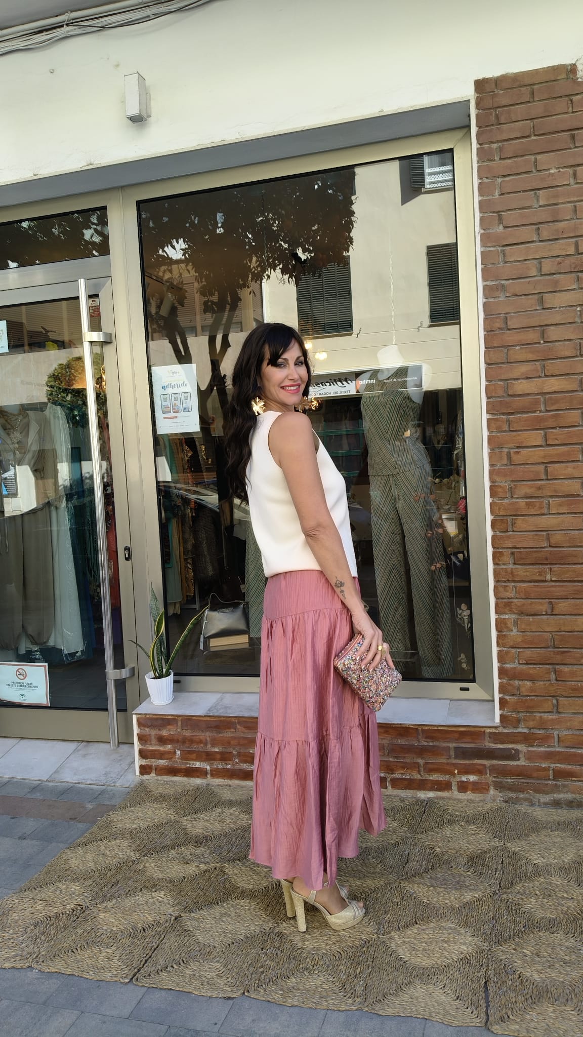 Conjunto Chaleco Marfil y Falda Midi Rosa