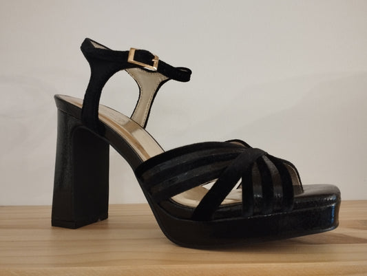 Sandalia Menbur tacón cuadrado · Negro efecto terciopelo