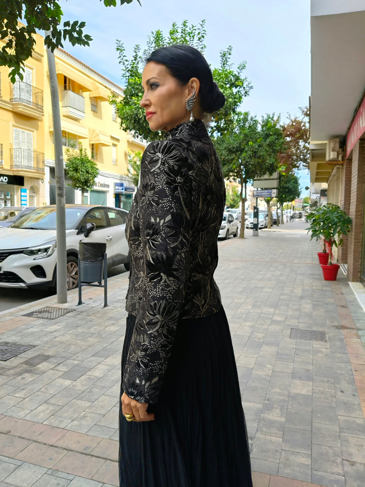 Chaqueta de vestir entallada con estampado clásico sobre fondo negro