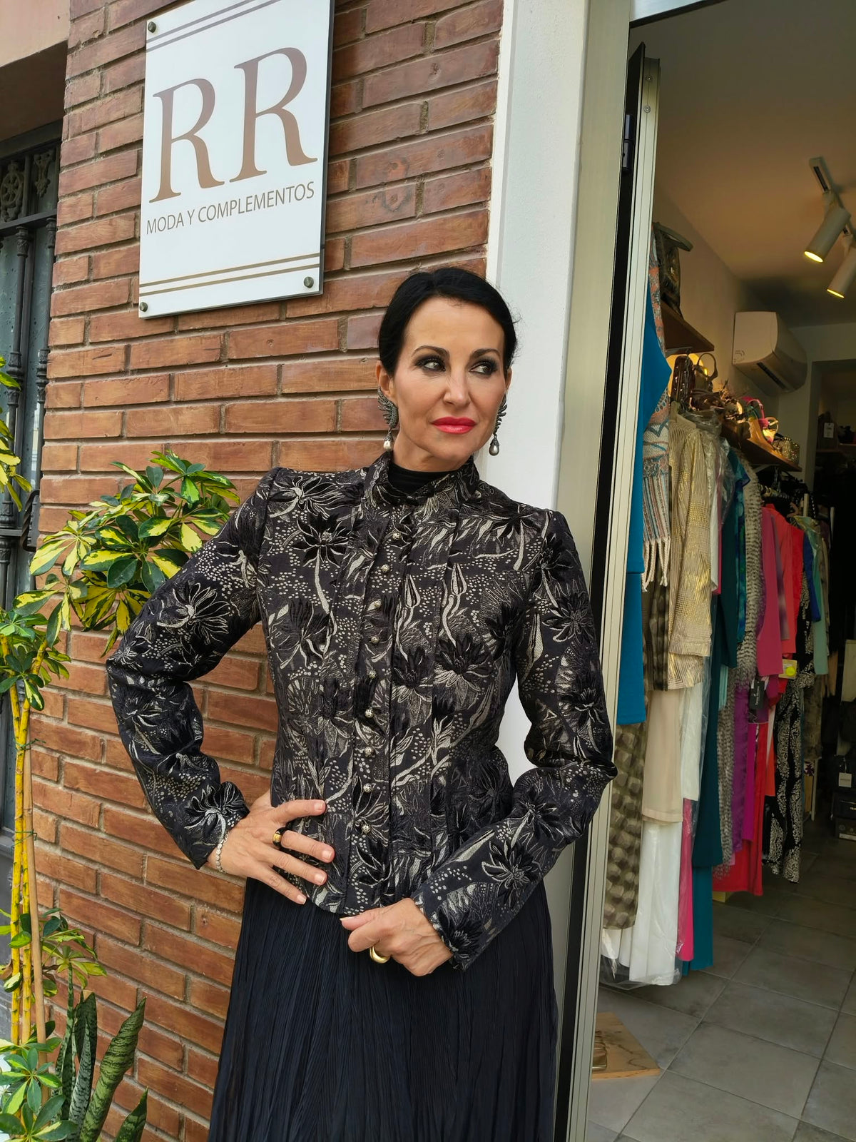 Chaqueta de vestir entallada con estampado clásico sobre fondo negro
