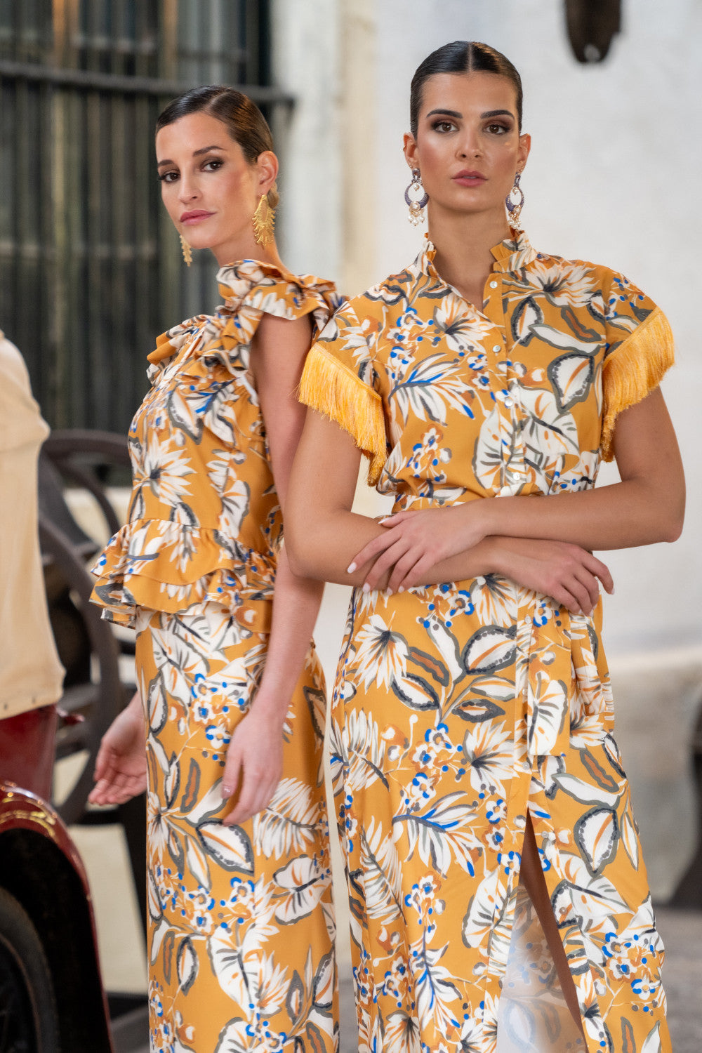 Vestido Fiesta Jara Yellow Káhyra – Vestido Camisero Satinado Estampado