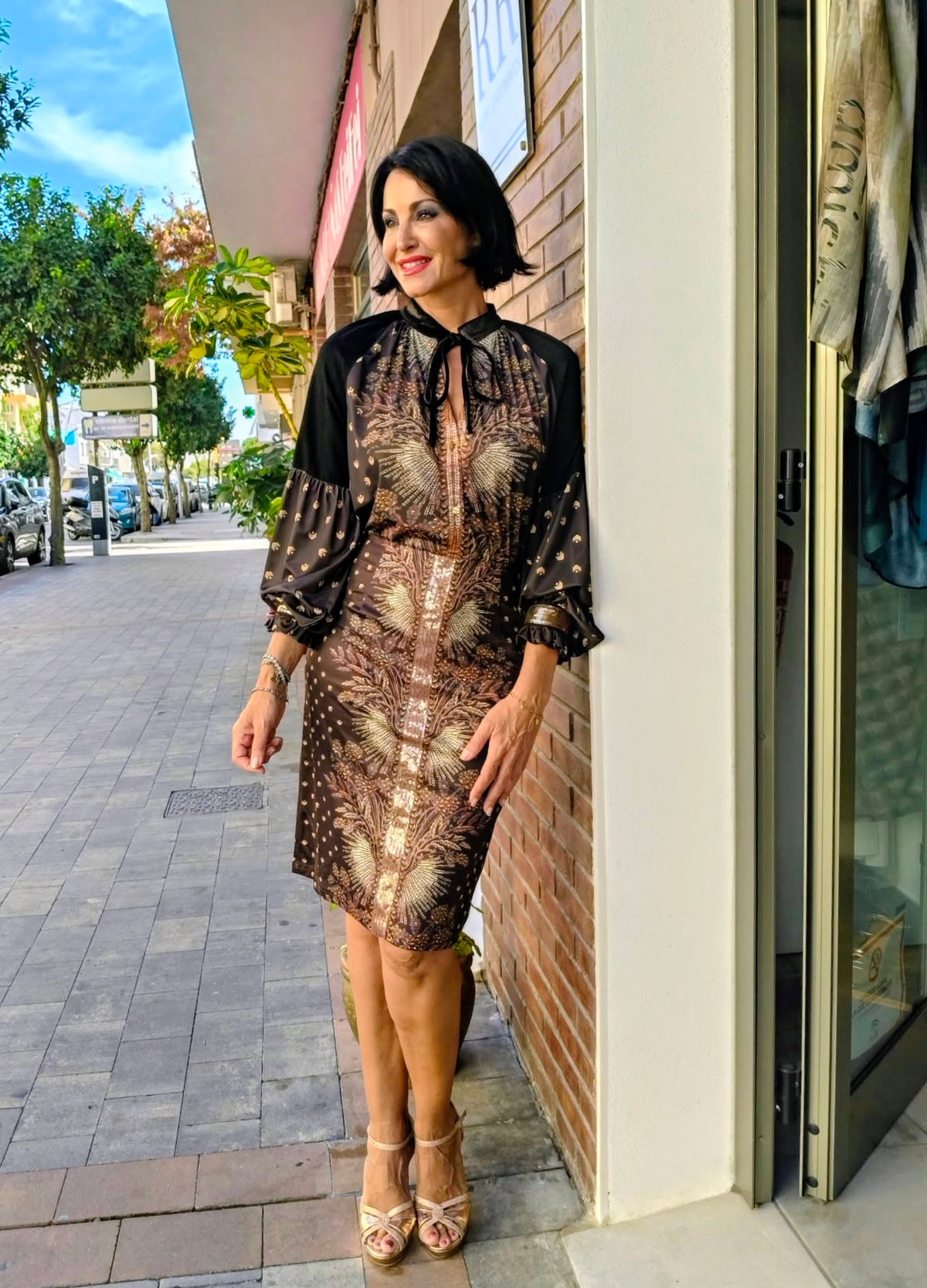 Blusa estampado Bizantino con escote en V, lazada y lentejuelas