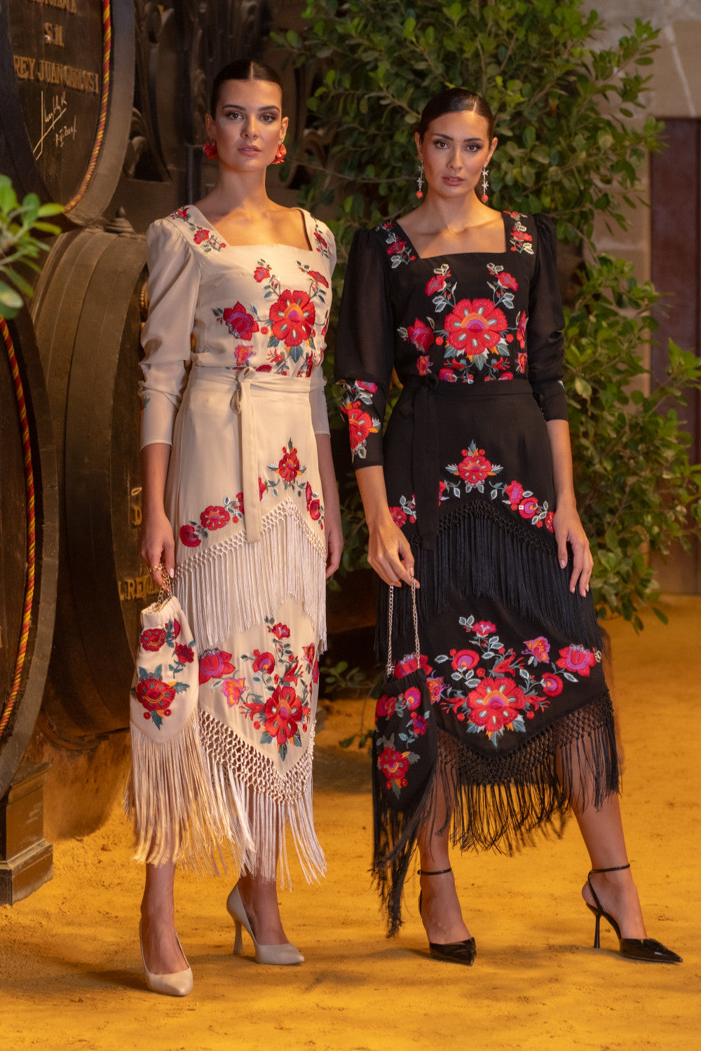 Falda Fino Negra Káhyra con Bordado Floral y Flecos