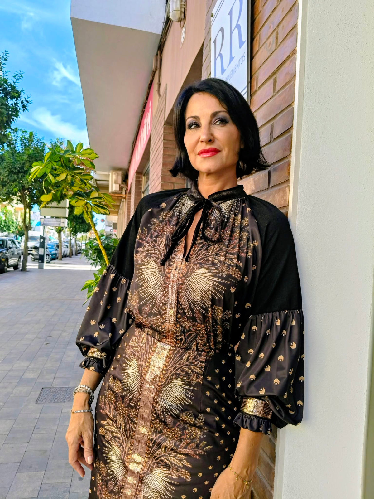 Blusa estampado Bizantino con escote en V, lazada y lentejuelas