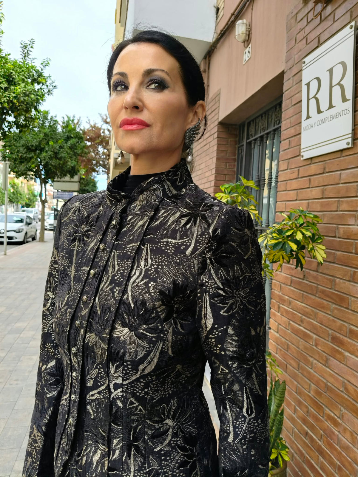 Chaqueta de vestir entallada con estampado clásico sobre fondo negro