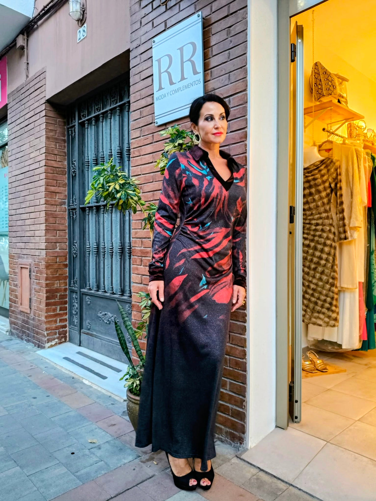 Vestido largo negro y rojo con brillo