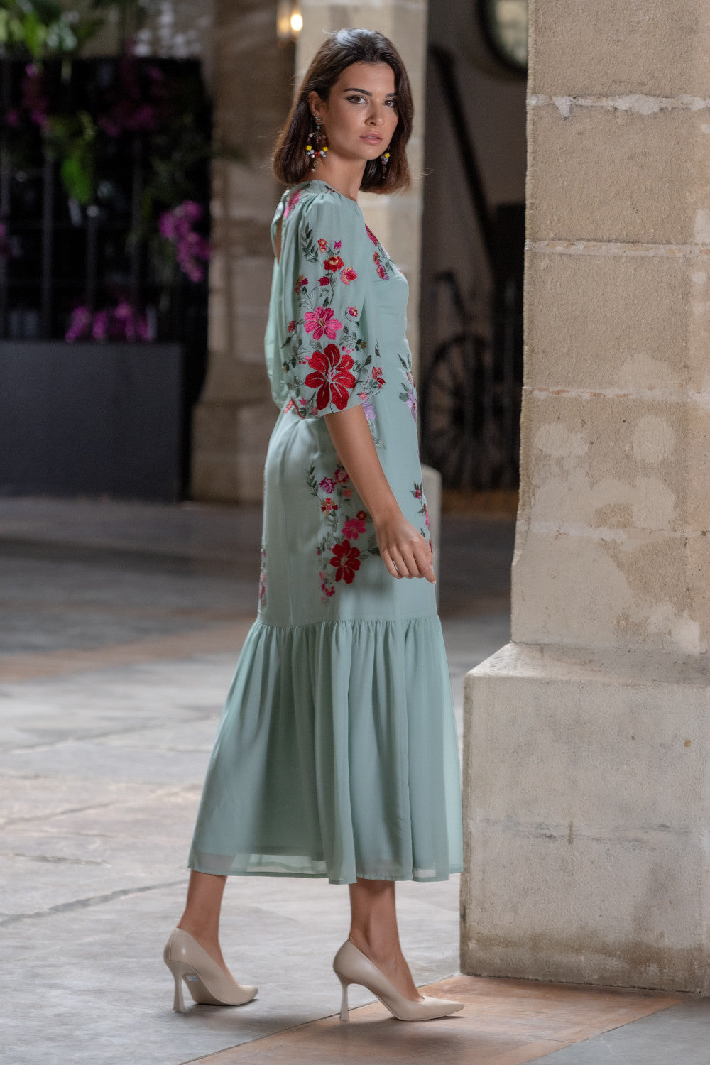 Vestido Fiesta Amapola Verde Káhyra – Gasa Bordada con Espalda Descubierta