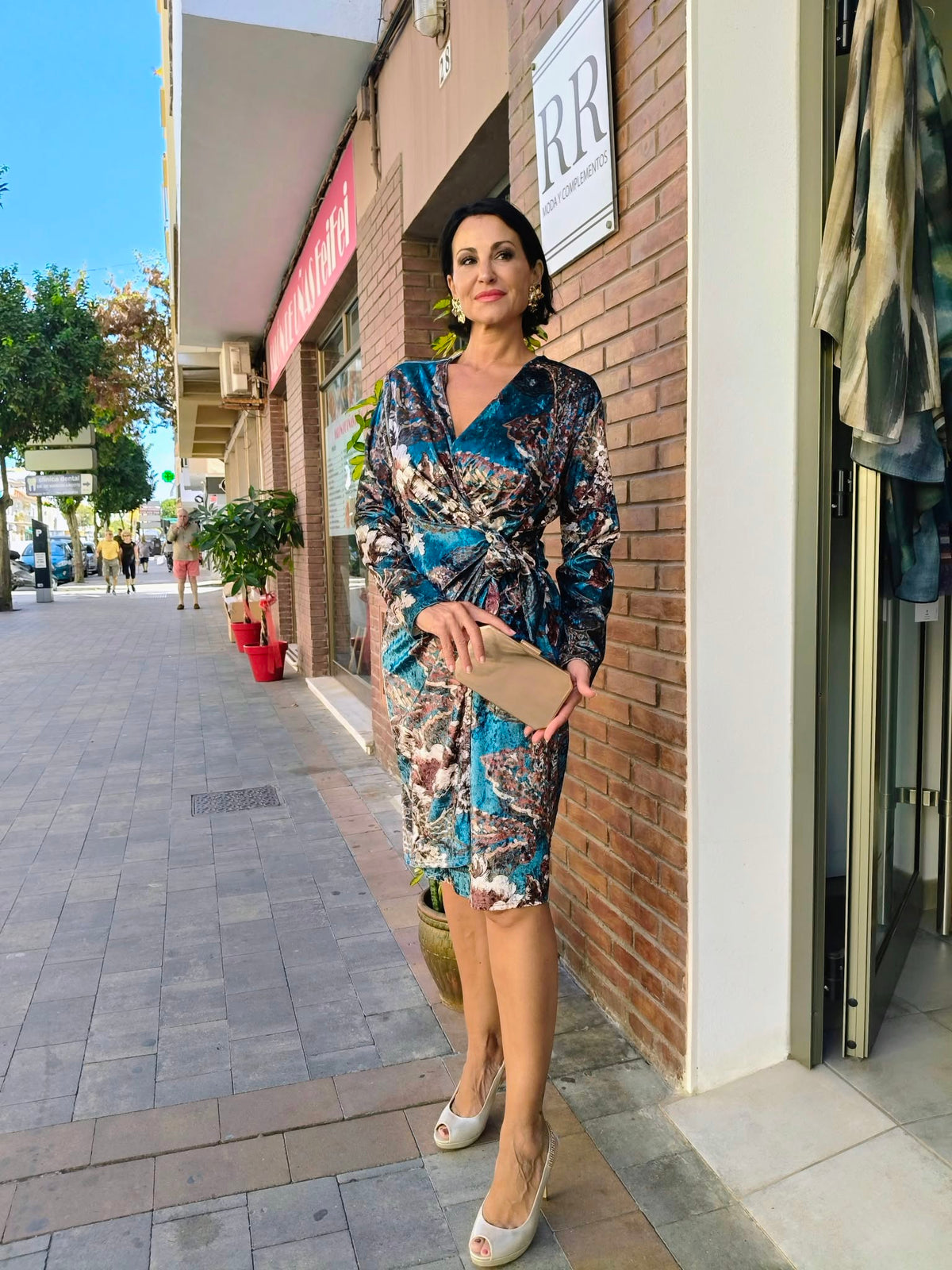 Vestido corto con escote en V, manga larga y nudo lateral