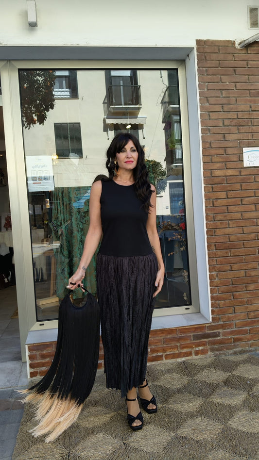 Vestido Tirante Ancho con Falda Texturizada · Negro o Marrón Chocolate