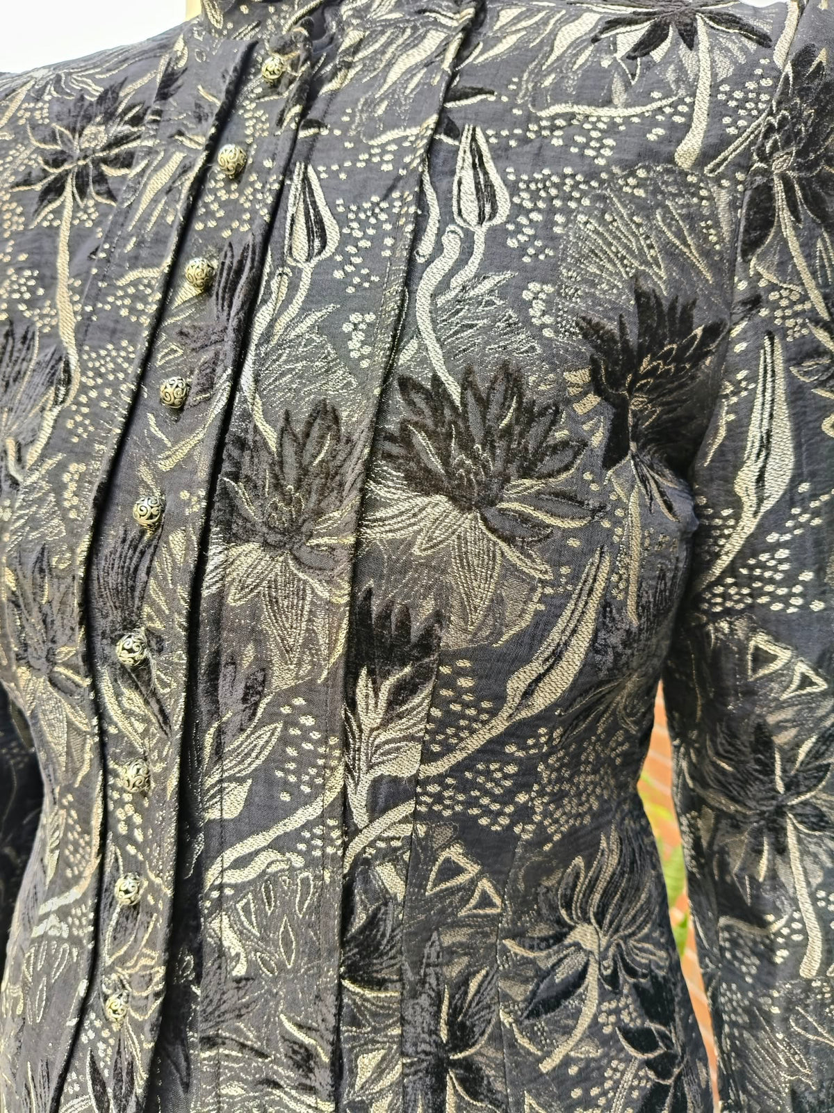 Chaqueta de vestir entallada con estampado clásico sobre fondo negro
