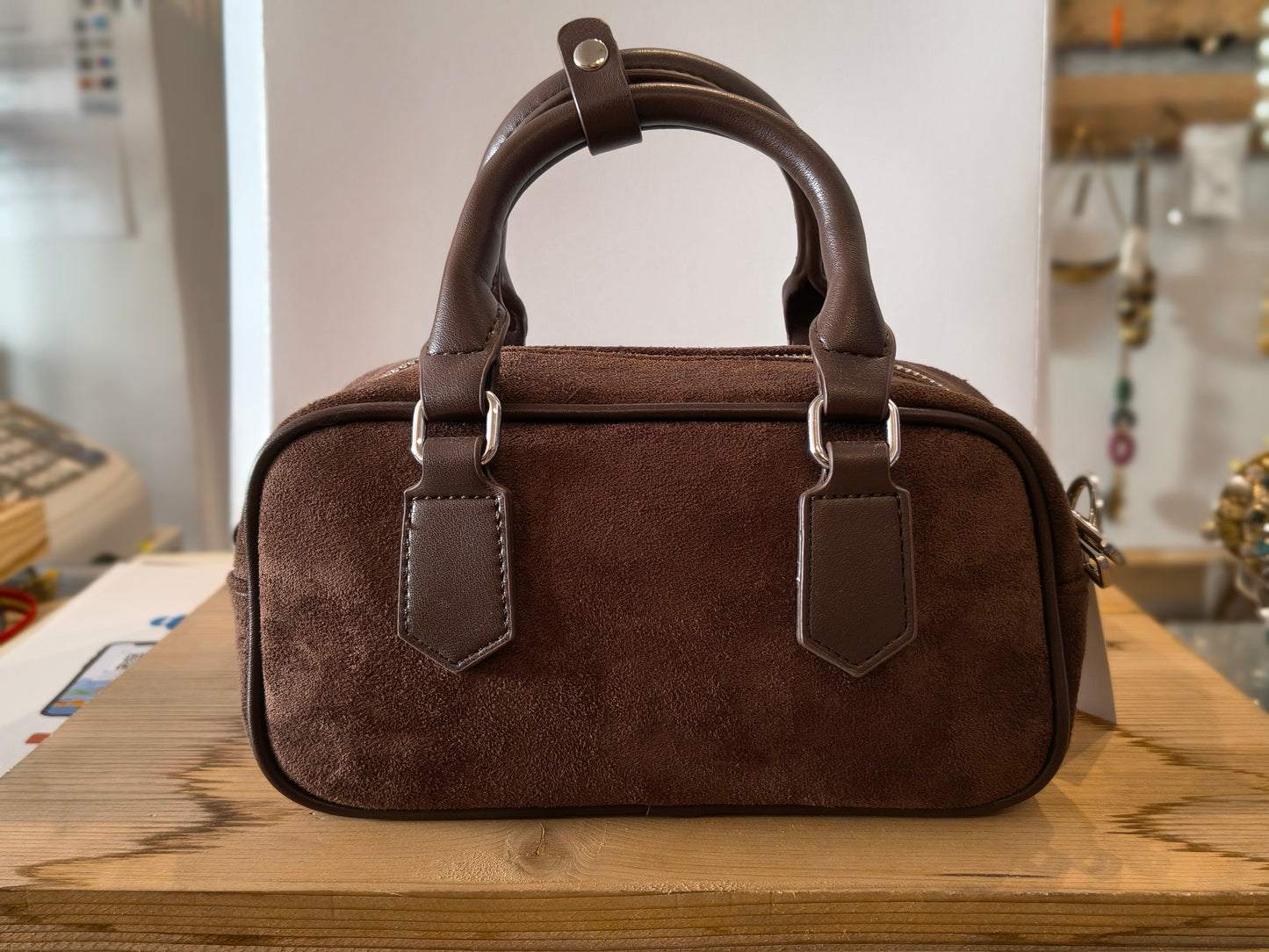 Z.OUTLET.              Bolso Pequeño Amichi de Serraje Marrón Chocolate · Asas y Bandolera