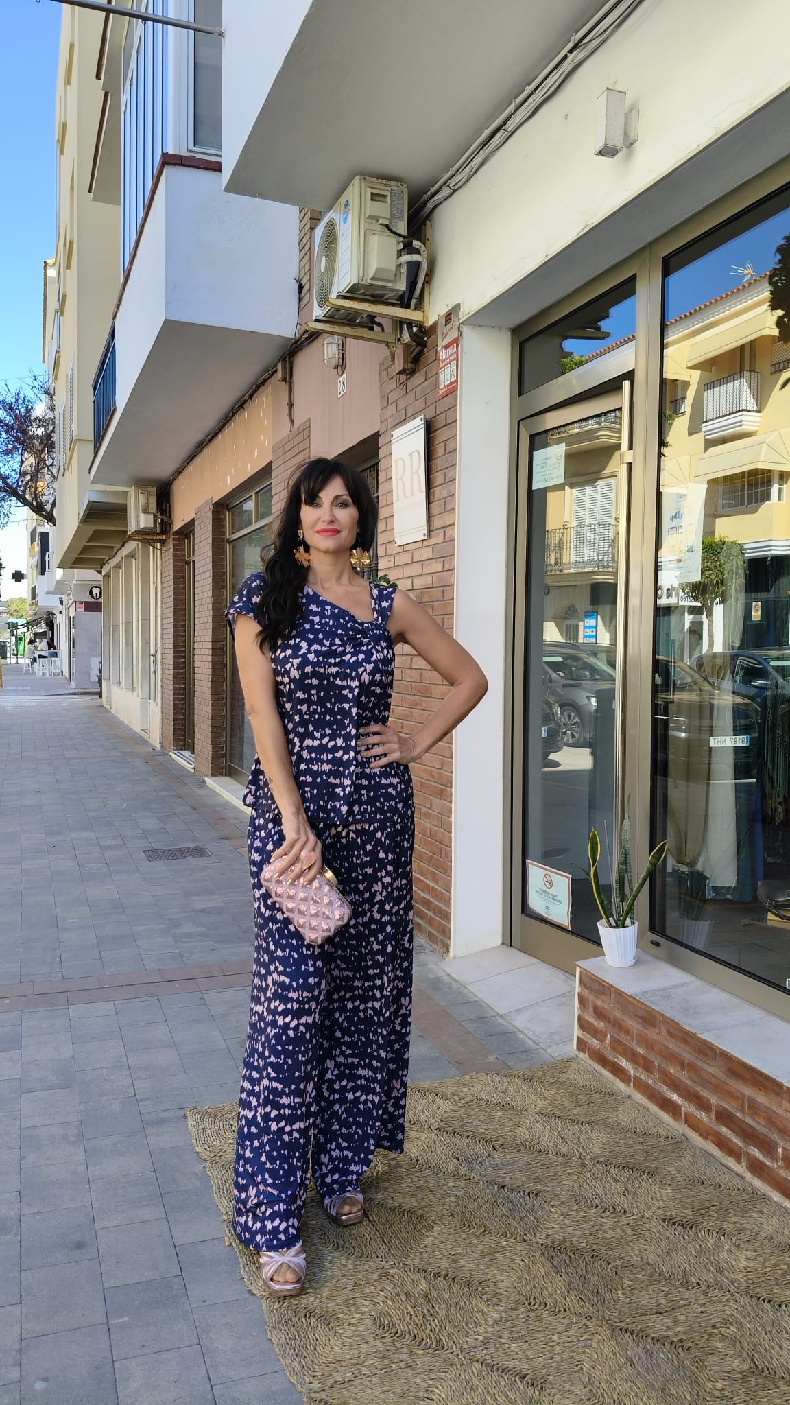 Conjunto Fiesta Andam de Licra Fría Estampado Azul Marino y Rosa · Top Asimétrico y Pantalón Ancho