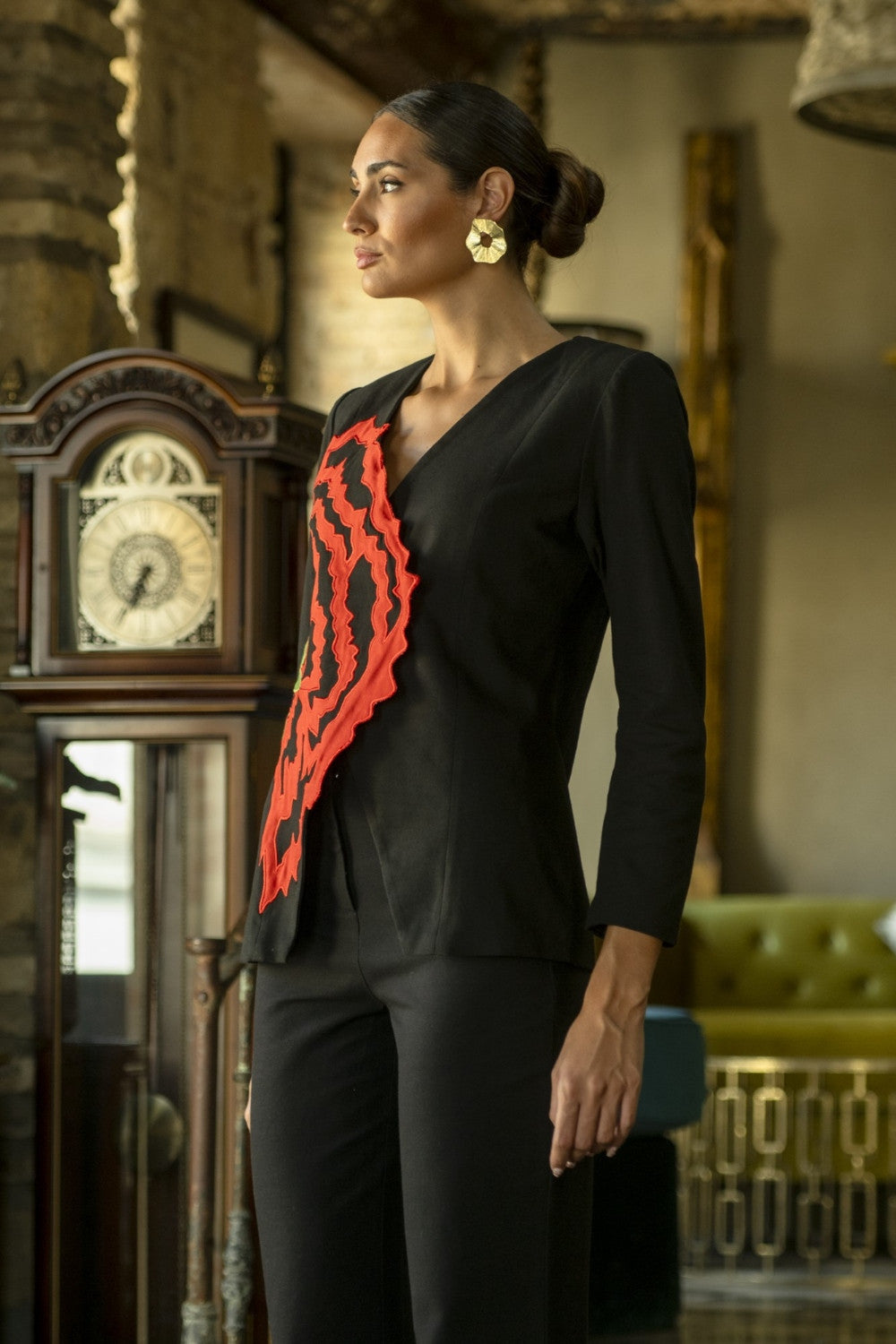 Chaqueta Clavellina Negra con Clavel Rojo Cruzado