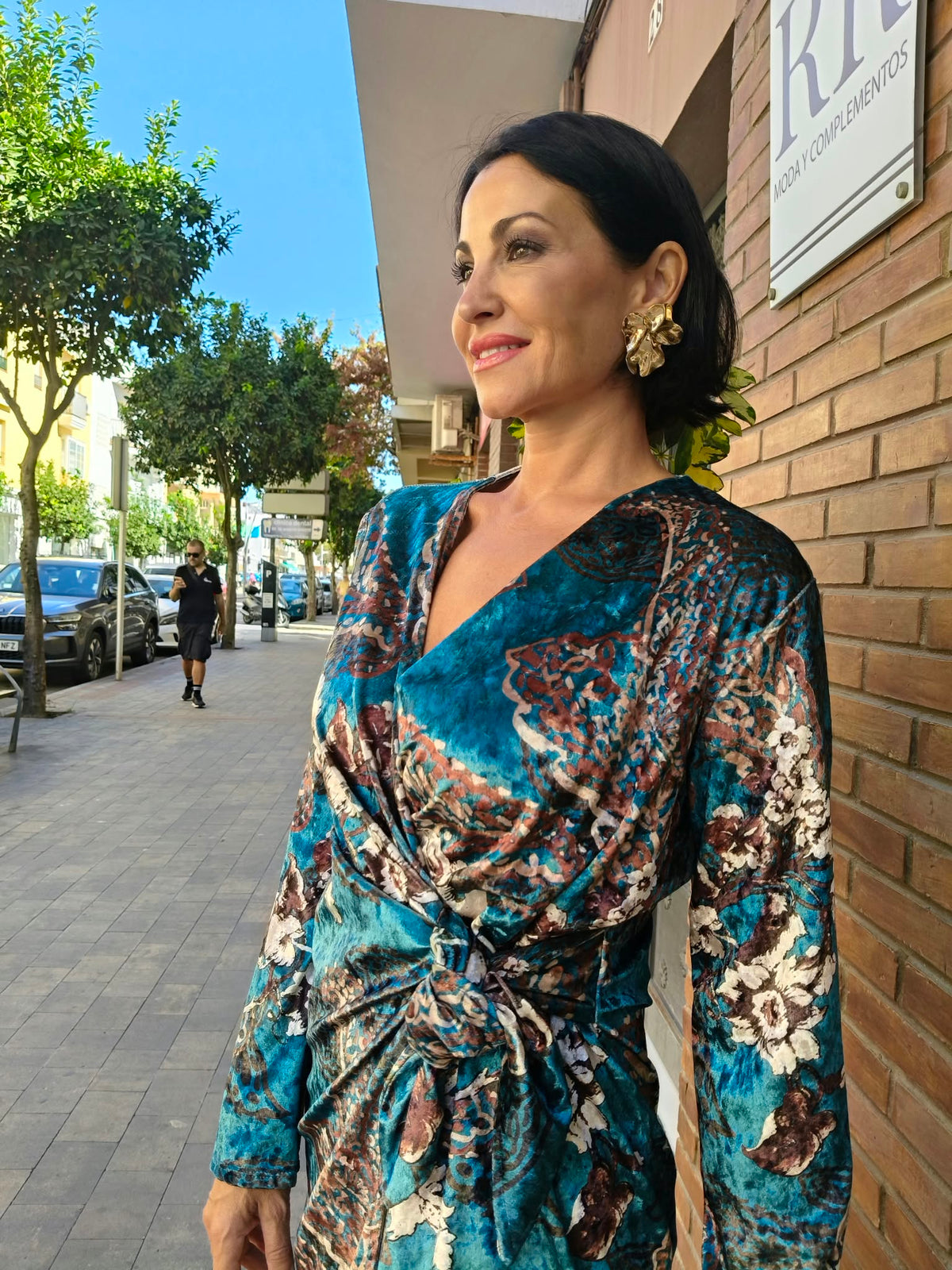 Vestido corto con escote en V, manga larga y nudo lateral