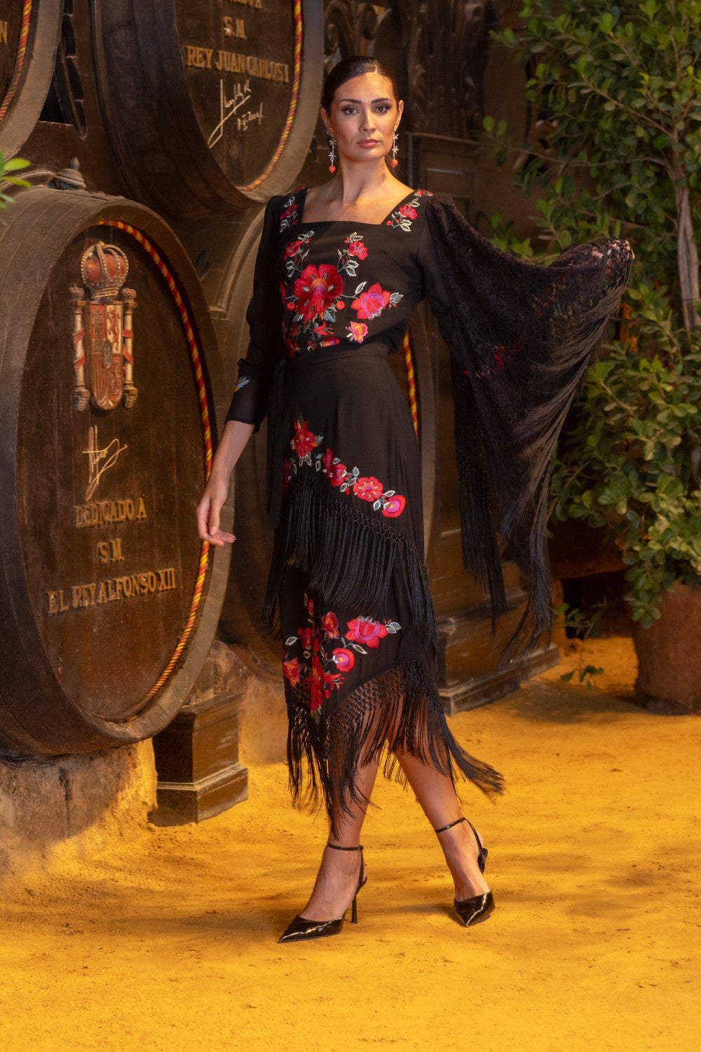 Falda Fino Negra Káhyra con Bordado Floral y Flecos