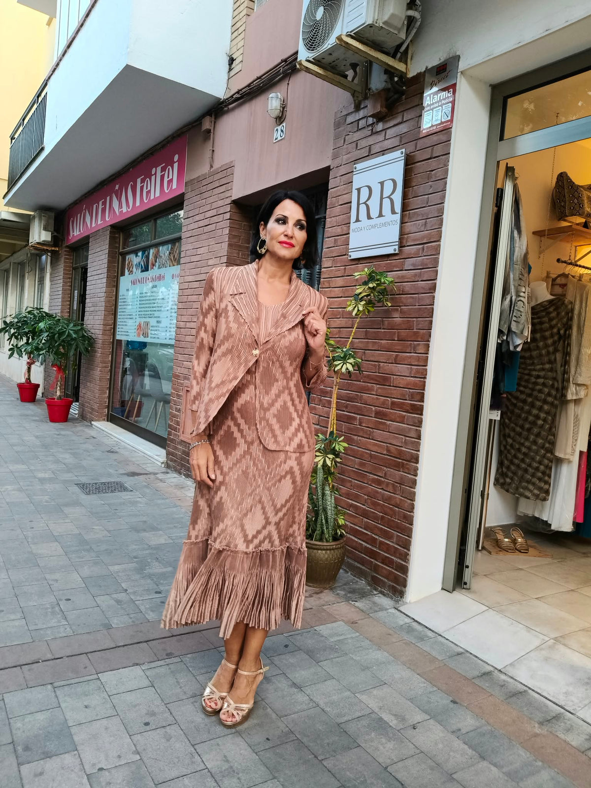 Vestido de dos piezas con estampado geométrico en marrón claro dorado