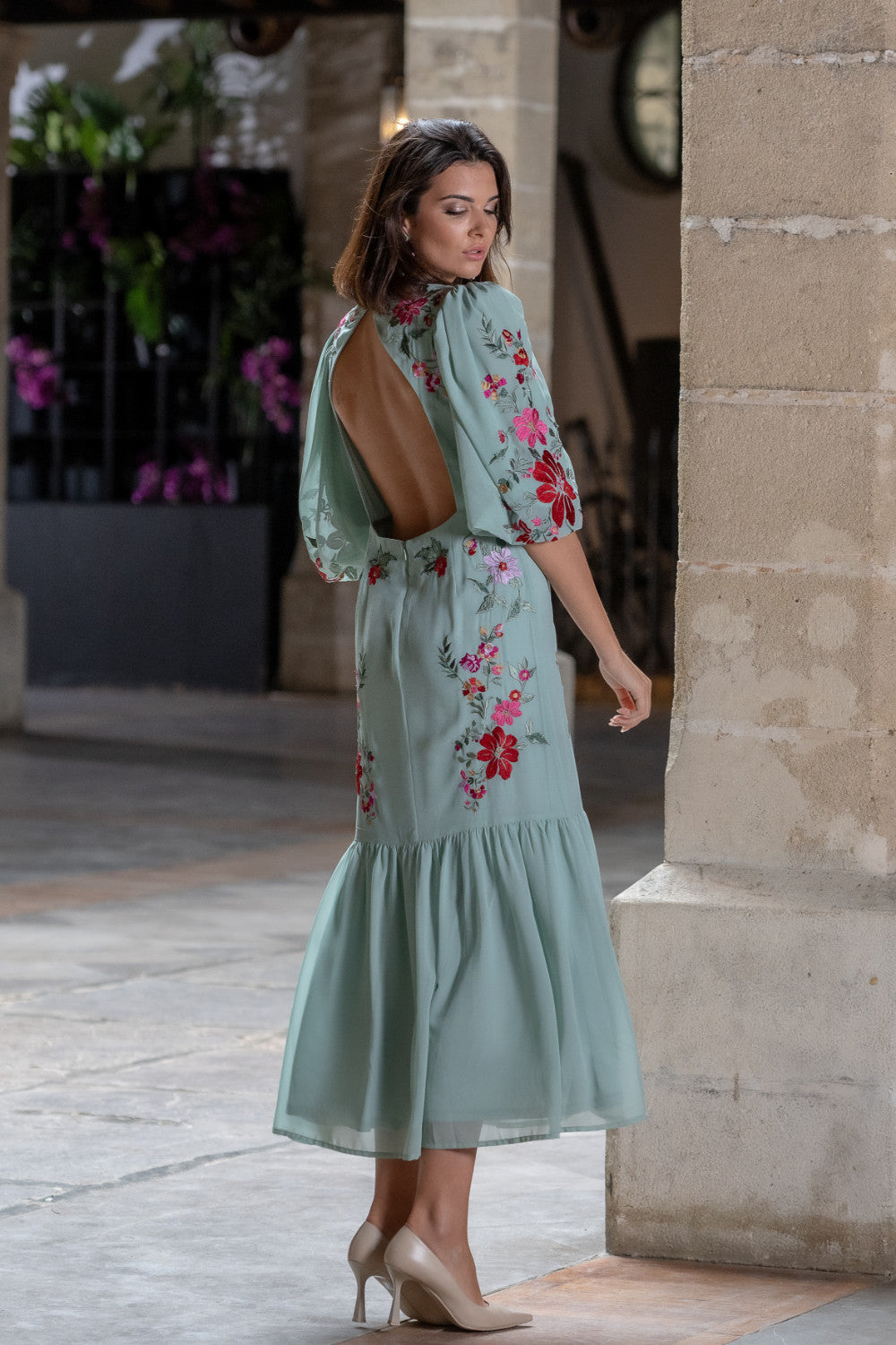 Vestido Fiesta Amapola Verde Káhyra – Gasa Bordada con Espalda Descubierta