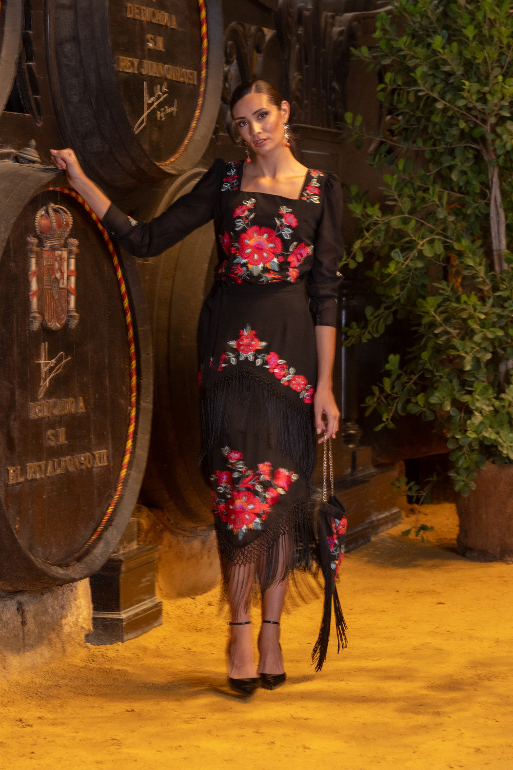 Falda Fino Negra Káhyra con Bordado Floral y Flecos