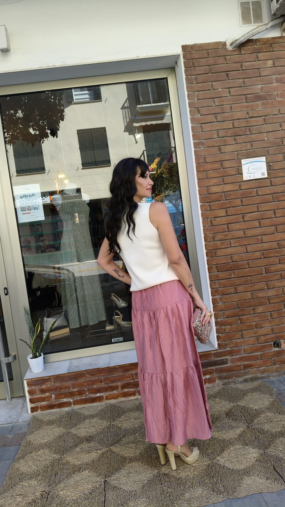 Conjunto Chaleco Marfil y Falda Midi Rosa