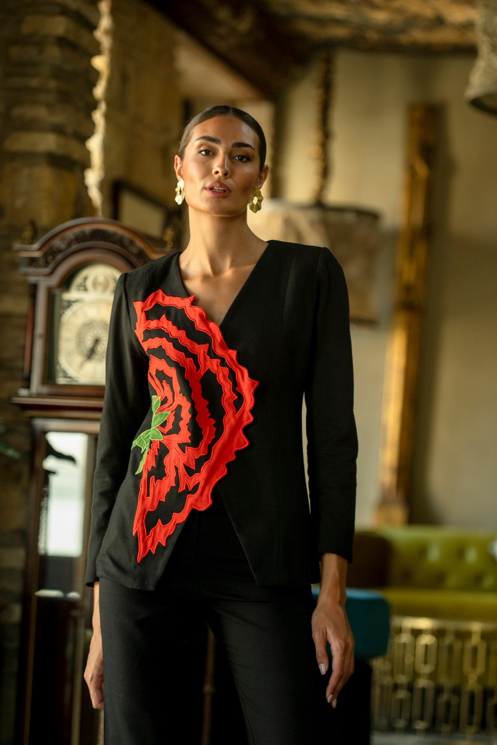 Chaqueta Clavellina Negra con Clavel Rojo Cruzado