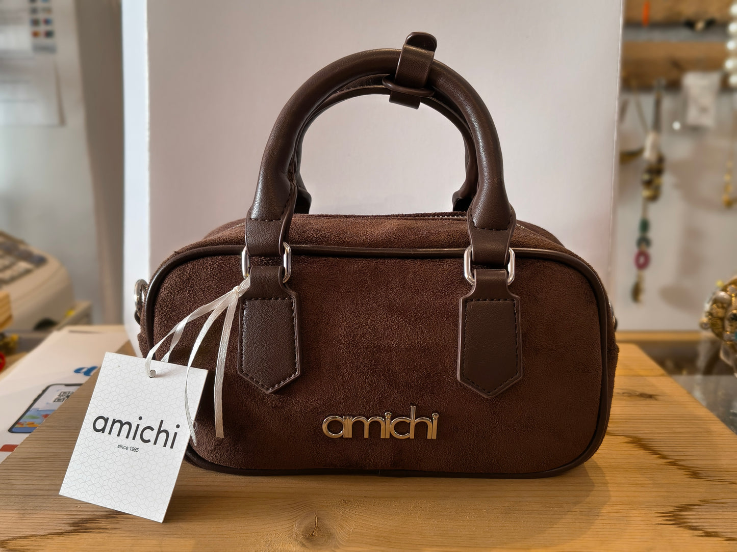 Z.OUTLET.              Bolso Pequeño Amichi de Serraje Marrón Chocolate · Asas y Bandolera
