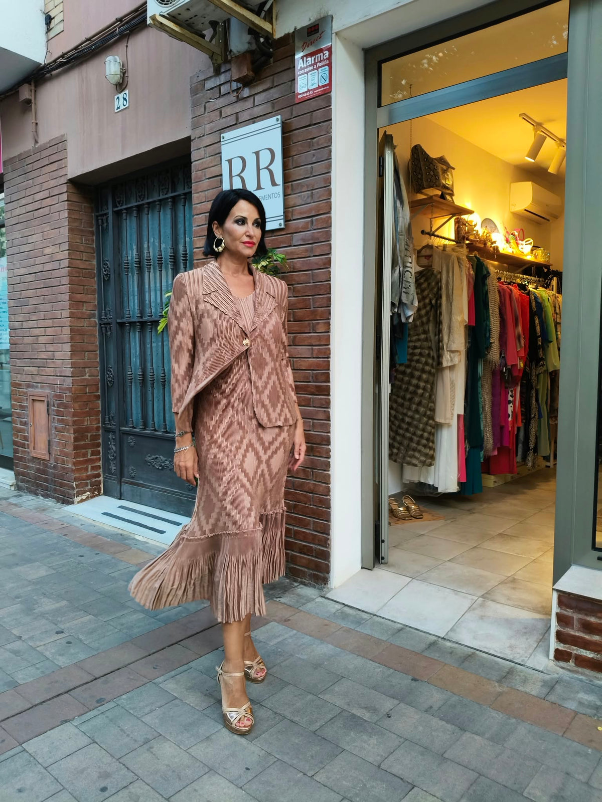 Vestido de dos piezas con estampado geométrico en marrón claro dorado