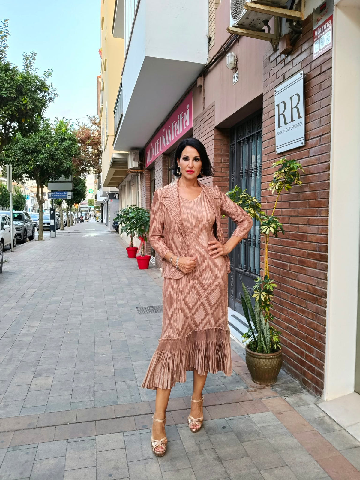 Vestido de dos piezas con estampado geométrico en marrón claro dorado
