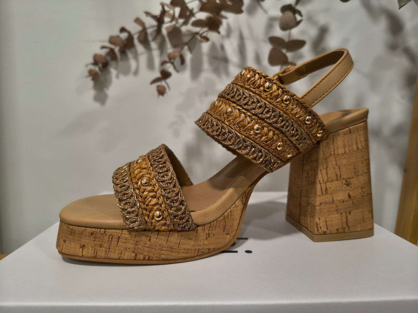 Sandalia tacón Amichi rafia y dorado